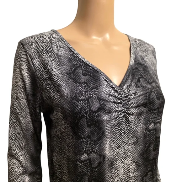 Olivia Rae V-neck Black and Gray Snake Print Long Sleeve Top Slim Size XL - Picture 2 of 9